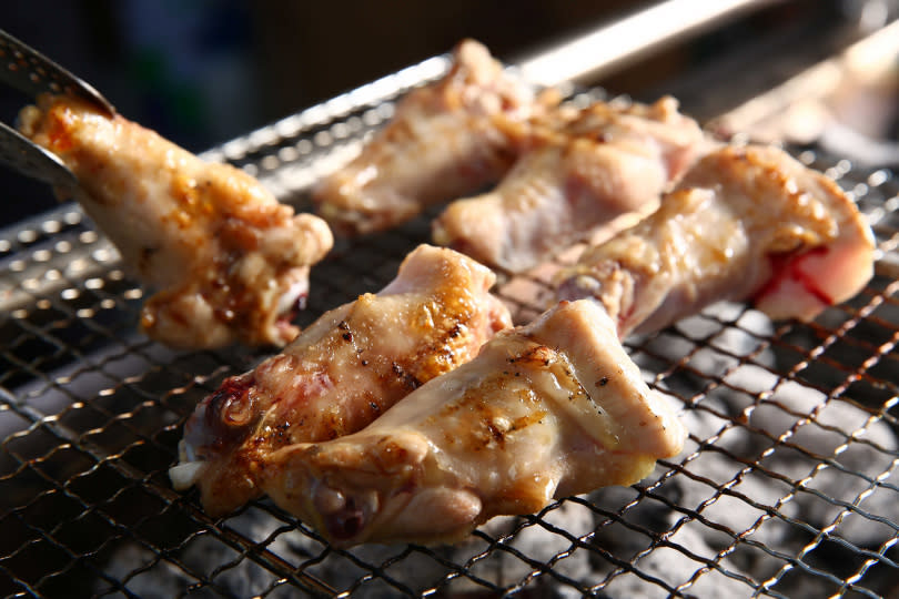 雞皮是烤肉食材中熱量No.1，尤其9成熱量都來自於油脂，吃多了會傷害血管健康。（圖／報系資料照）