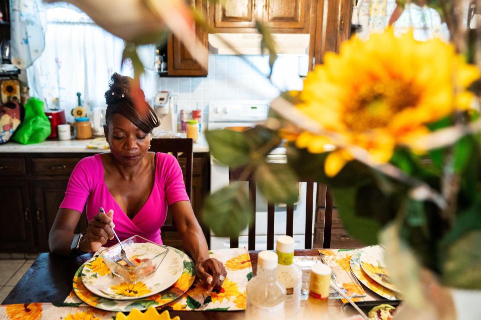 Keenya Taylor eats a meal in the kitchen of her northeast Philadelphia home.