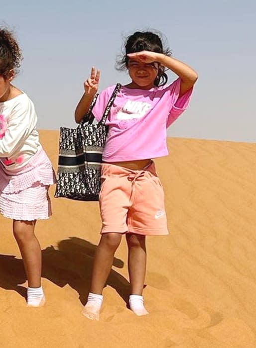 Eva, hija de Georgina y Cristiano, posando en el desierto