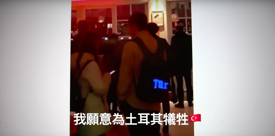 背包上有著「我願意為土耳其犧牲。」的字眼｜The backpack features LED lights stating: “I’m willing to sacrifice myself for Turkey.” (YouTube/Rifat)