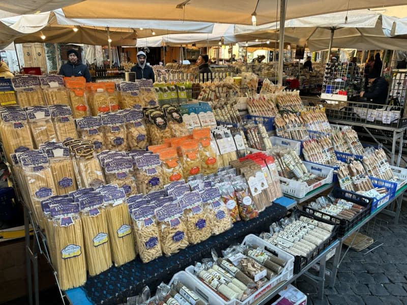 Pasta on sale at the Campo de' Fiori market. Italy's government is beating the drum for the "cucina italiana". They want it to become an intangible world cultural heritage. Robert Messer/dpa