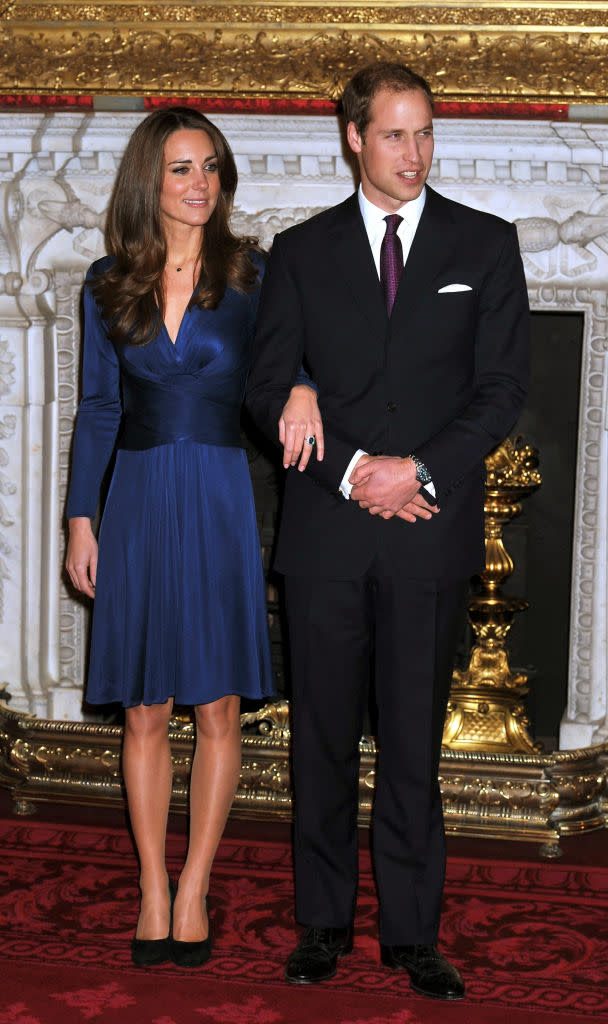 <p>Le 16 novembre 2010, Clarence House annonce que le Prince William et Catherine “Kate” Middleton sont fiancés. Ils se sont rencontrés 8 ans auparavant, lors de leurs études à l’université de St Andrews, en Écosse. Kate reçoit la bague de fiançailles que le Prince Charles avait offerte à Lady Di, en 1981. </p>