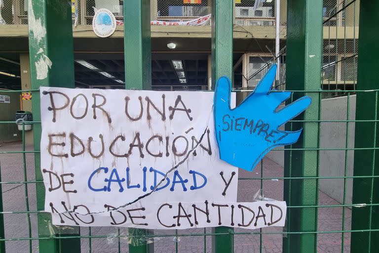 Toma en la escuela Lenguas vivas, Sofía Broquen Spanenberg