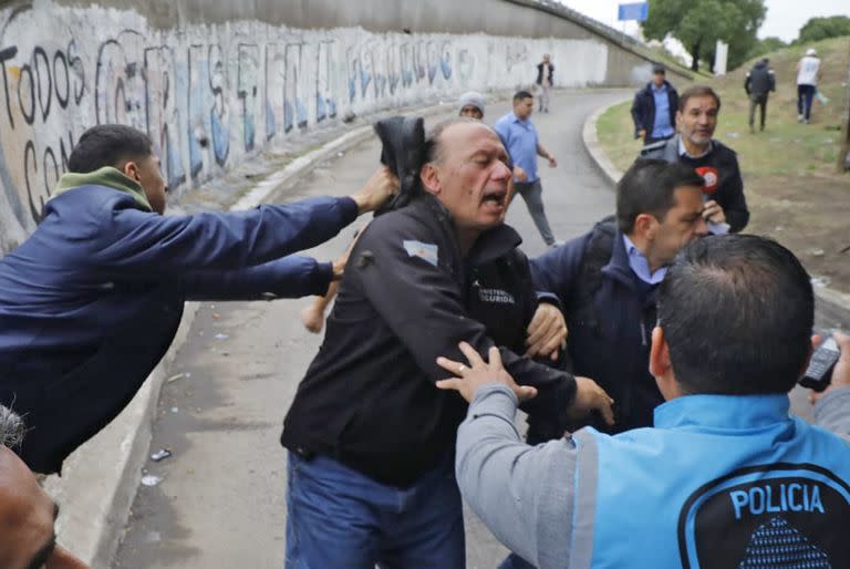 Agreden a Sergio Berni en la protesta de colectiveros