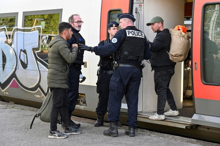 La police empêche les migrants de monter à bord d'un train à la gare des Fontinettes, à Calais, le 29 avril 2024 (Bernard BARRON)