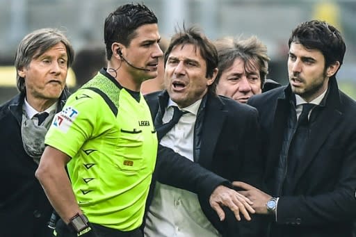 Inter Milan coach Antonio Conte (C) argues with referee Gianluca Manganiello (2ndL) after the game at the San Siro