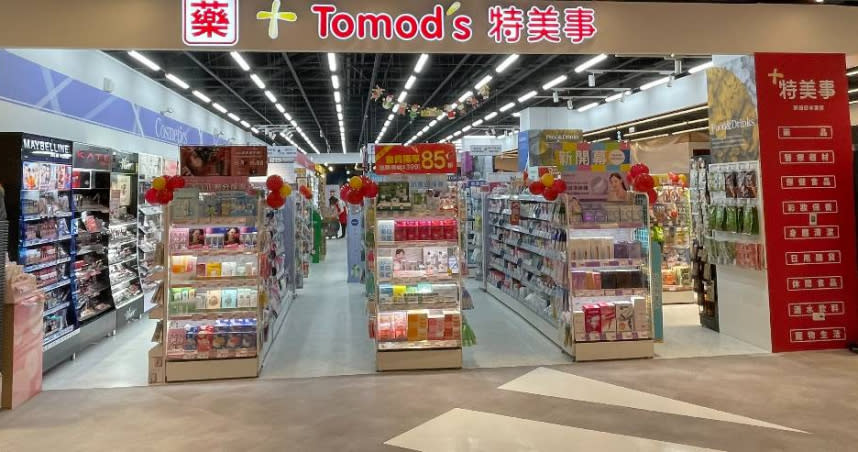 日本藥妝連鎖Tomod’s在新店裕隆城開出最大店，導入美廉社熱銷的酒窖專區。（圖／Tomod’s提供）