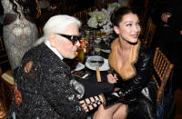 <p>Auch an diesem Abend waren Bella Hadid und Karl Lagerfeld unzertrennlich. In diesem Jahr haben sie bereits mehrfach zusammen gearbeitet. Sie war für mehrere seiner Shows als Model gebucht und Karl fotografierte ihr Coverbild für die arabische Vogue. (Bild: Rex) </p>