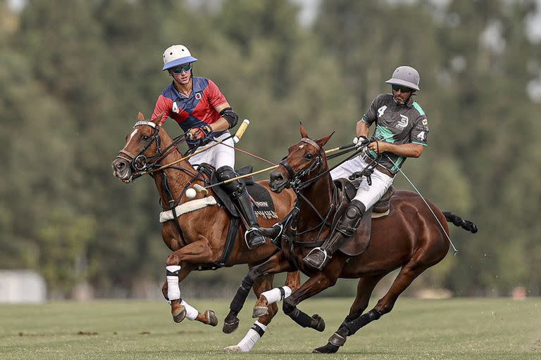 Cruz Heguy, de Coronel Suárez, pega de cogote ante Fernando Miño, de La Arisca; el cuadro azul y rojo empezó con un 19-8 su actuación en la rueda final.