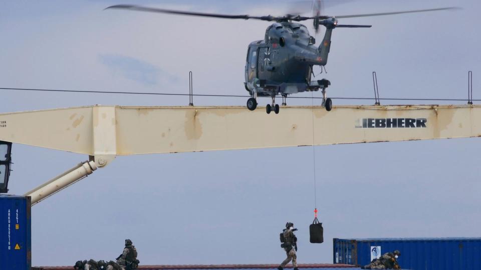Das Handout der Bundeswehr zeigt das Boardingteam der Fregatte «Hamburg», das sich von einem Hubschrauber auf das türkische Frachtschiff «Roseline A» abseilt.