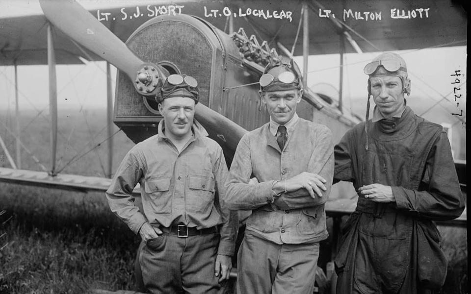 Stunt pilot Lt. Ormer Leslie Locklear (centre) in 1919 - Alamy