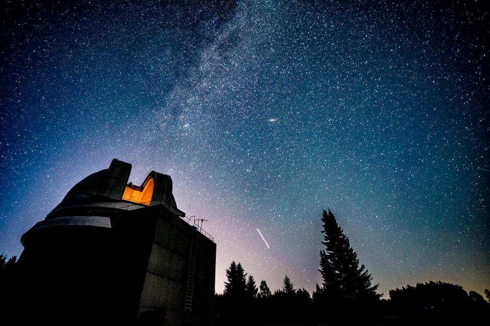 Milky way galaxy over Das SPECULOOS-Projekt untersucht mit Teleskopen von der Erde aus, ob ein Planet bewohnbar sein könnte