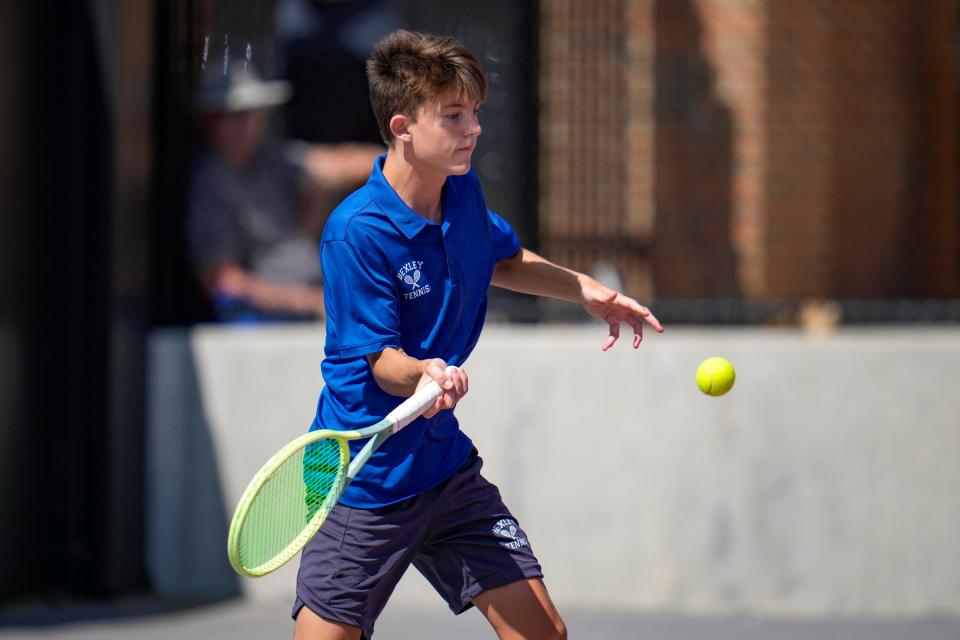 El estudiante de tercer año de Bexley, Sam Lessard, que se muestra aquí jugando dobles con Stefan Schiff durante el torneo estatal de la División II del año pasado, está de regreso en el estado con un nuevo compañero, el estudiante de último año Oscar Ramsden.