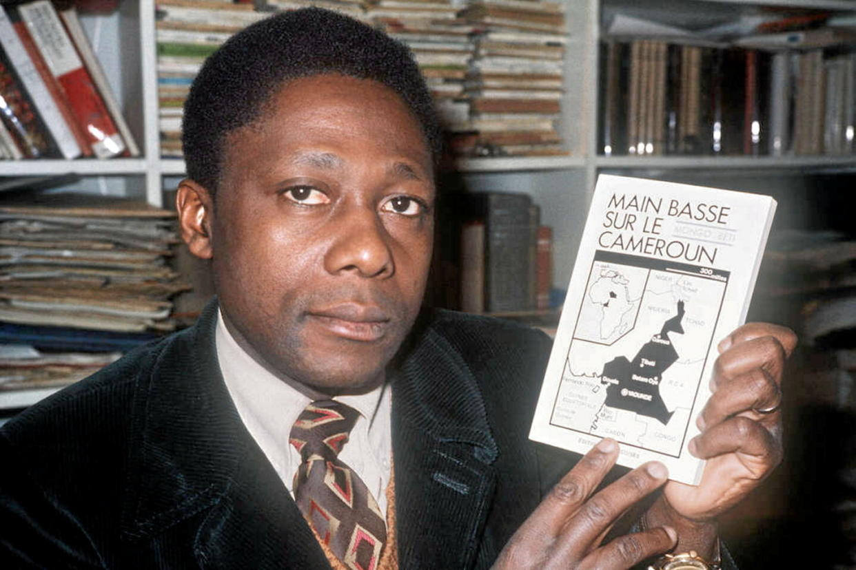 Mongo Beti, écrivain franco-camerounais né sous le nom d'Alexandre Biyidi Awala, pose le 25 février 1976, avec son livre « Main basse sur le Cameroun, autopsie d'une décolonisation », censuré à sa parution en 1972. Mongo Beti, né au Cameroun en 1932, a mené une carrière de romancier, essayiste, enseignant, libraire et éditeur.   - Credit:STAFF / AFP
