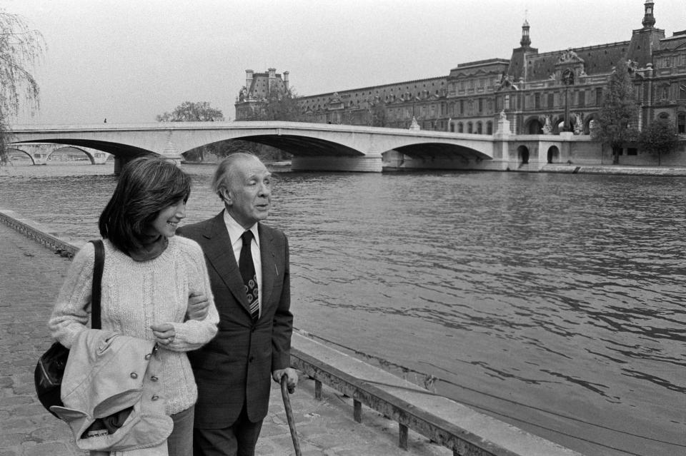 Jorge Luis Borges con Maria Kodama en 1977 en Paris , Francia. (Foto: Laurent MAOUS/Gamma-Rapho via Getty Images)