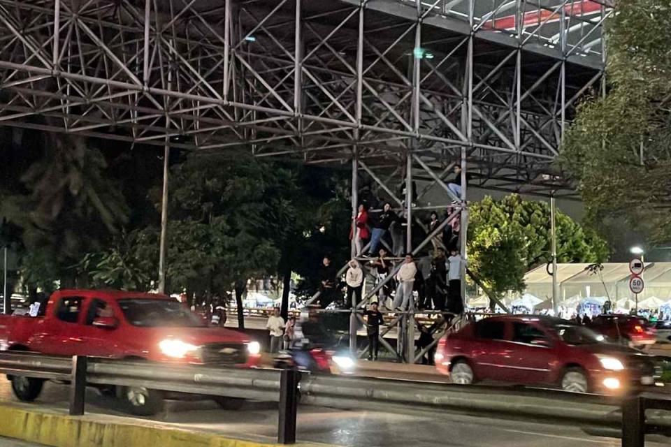 La avenida Río Churubusco se llenó de fans que no obtuvieron boleto.