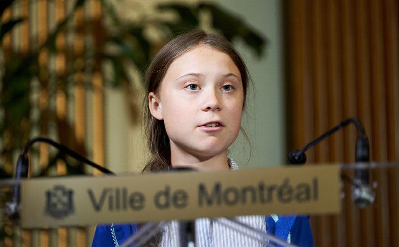 La joven activista climática sueca Greta Thunberg fue registrada este viernes, tras recibir las llaves de la ciudad de Montreal, de manos de la alcaldesa de esta ciudad canadiense, Valerie Plante (fuera de cuadro), en Montreal (Quebec, Canadá) EFE/Valerie Blum