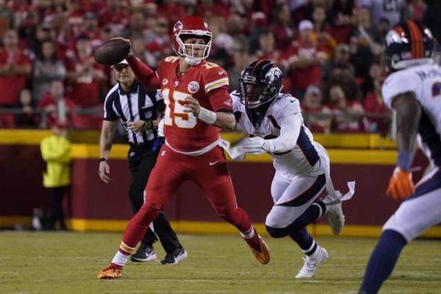 Chiefs offense gets going, galvanized by perception that officials