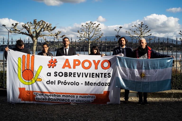 Víctimas, abogados y familiares realizaron una manifestación tiempo atrás en Ginebra por los hechos denunciados.