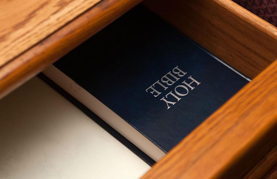"Du sollst nicht stehlen", steht darin - die Bibel also bitte da lassen. (Symbolbild: Alexey Rotanov/Shutterstock)