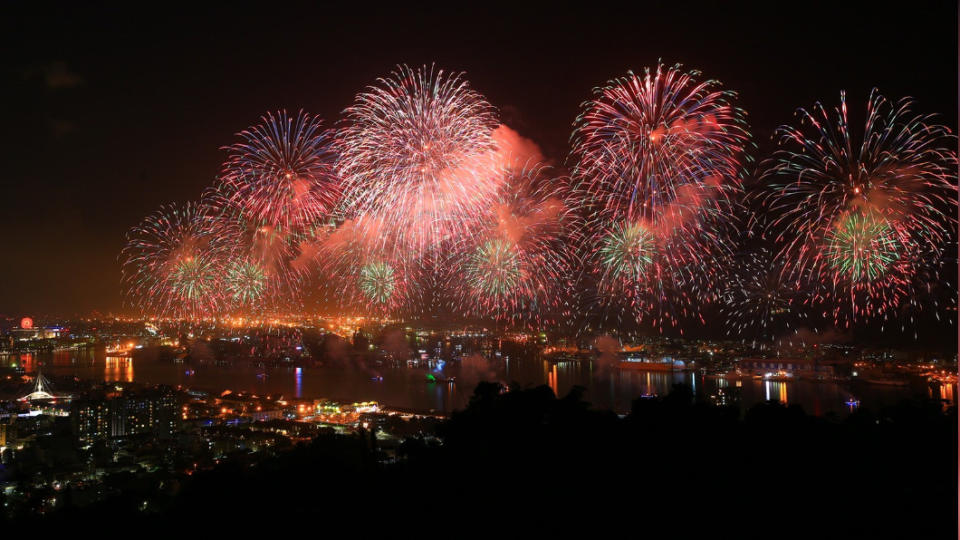 今年國慶焰火在高雄，吸引不少人潮。（圖／高雄市政府提供）