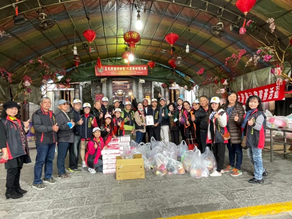 新竹大聖會助弱勢送暖過好年，竹蓮寺主委許修睿議長也捐助2000斤白米，盼社會共同行善植福田。（記者彭新茹攝）