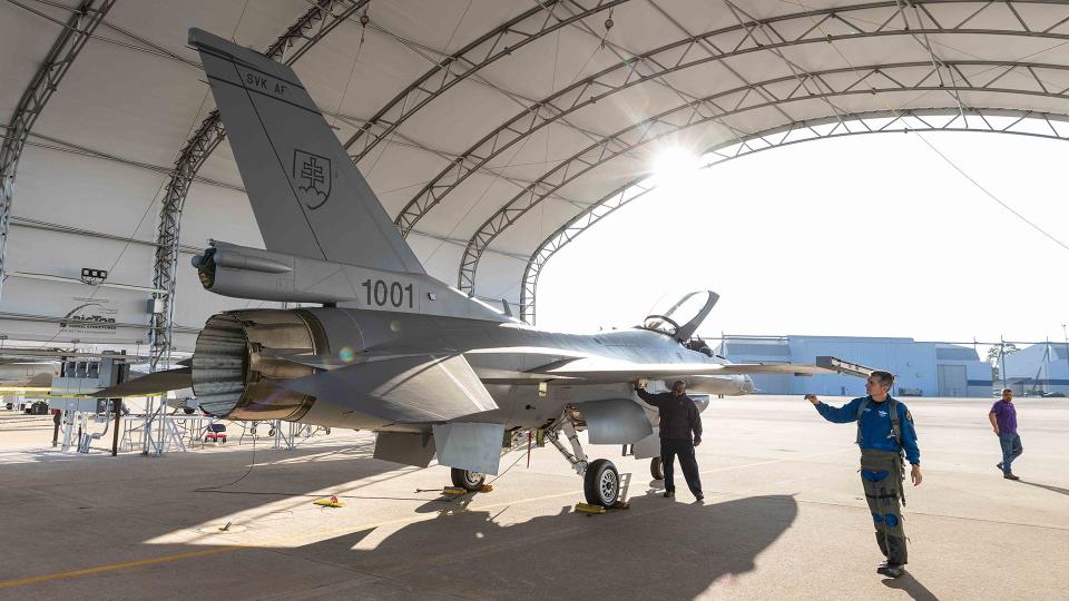 "Cujo" pre-flights the first Slovak F-16C prior to its maiden flight. <em>Lockheed Martin</em>