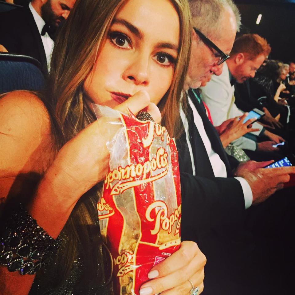 <p>Y hasta en la entrega de los premios Emmy, la Vergara hizo muecas tras mostrar que pudo entrar unas palomitas por debajo de cuerda/Sofia Vergara/Instagram </p>