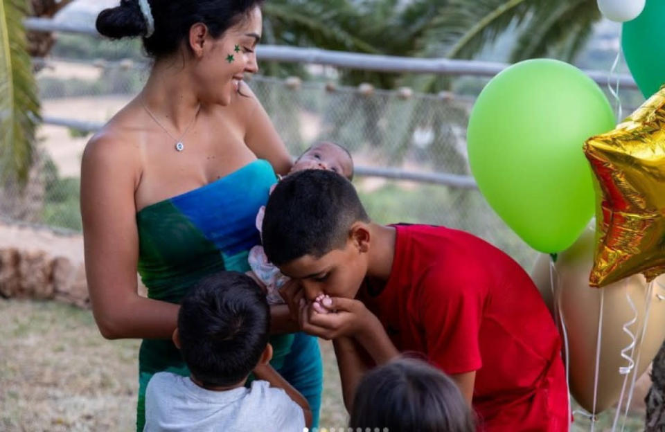Georgina Rodríguez y sus hijos en el cumpleaños de Cristiano Junior (Instagram) credit:Bang Showbiz