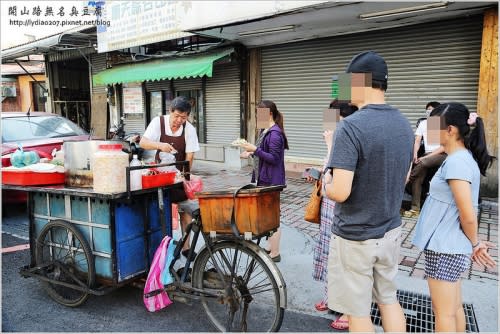 【食記│台南】開山路無名臭豆腐~新立食文化，站著吃也好好味的神祕臭豆腐!