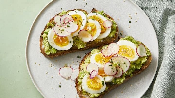 smashed avocado toast with egg