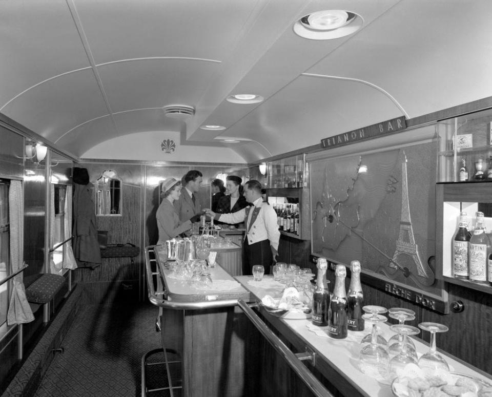 A bar on a first-class train car in 1951