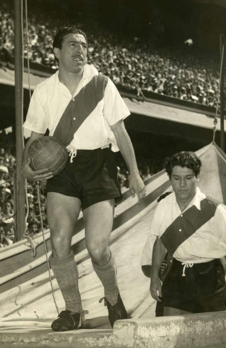 Entrando con el Cabezón Sívori a la Bombonera, a la mañana. River saldría campeón ese día, 1955 