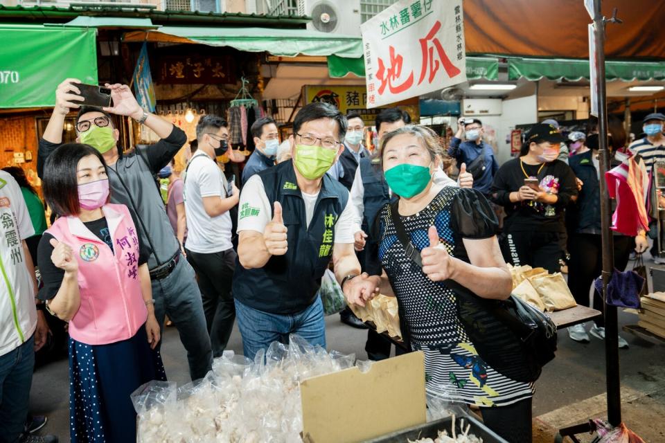 林佳龍今天到新莊宏泰市場掃街拜票，不少採買民眾比讚表達支持。   圖：林佳龍競辦提供