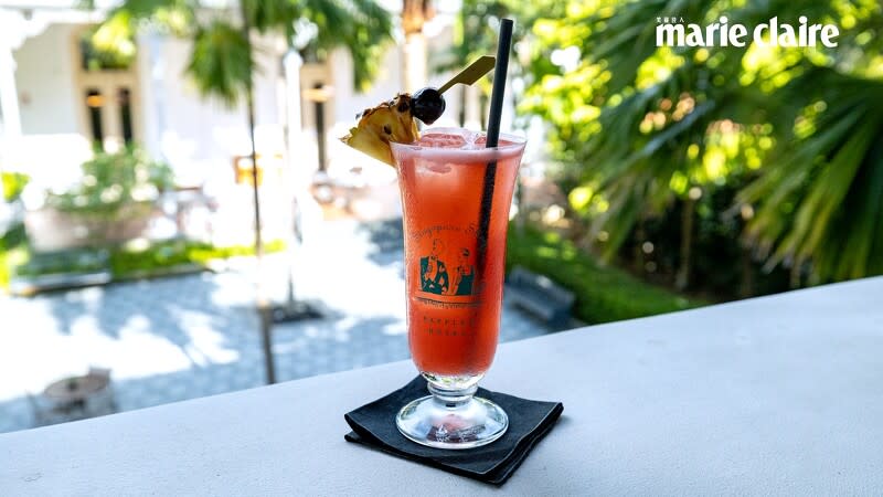 新加坡必點調酒「新加坡司令Singapore Sling」正是1915年於館內的「長樂酒吧」（Long Bar）誕生