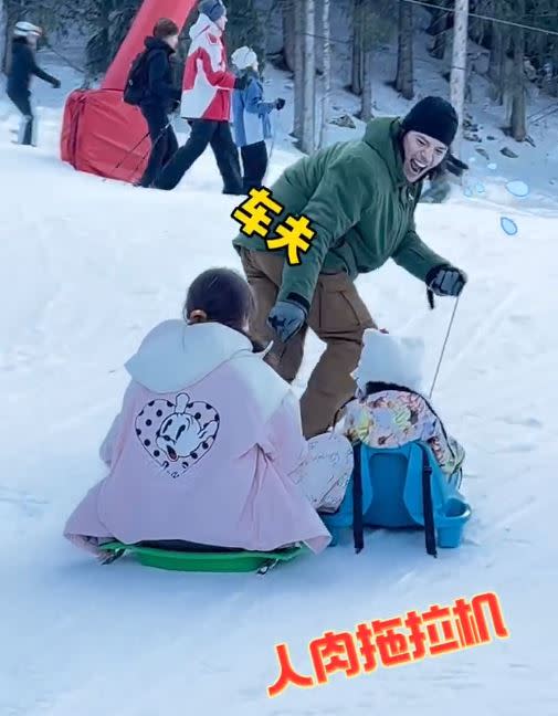 向佐充當起「人形麋鹿」，拉著郭碧婷和兒女在雪地上跑。（圖／翻攝自微博）