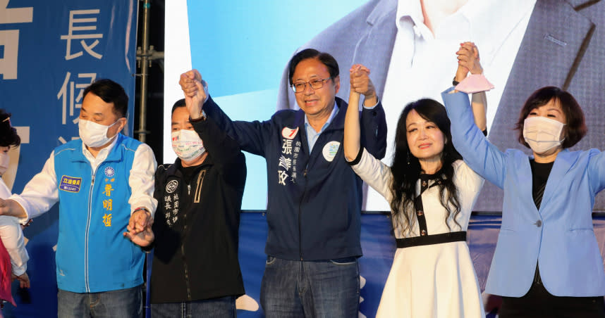 張善政高票當選，在謝票時特別像操盤的議長邱奕勝鞠躬必相擁，表達誠摯謝意。（圖／張善政競總提供、方萬民攝）