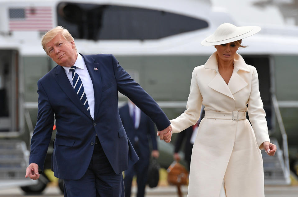  El presidente de los Estados Unidos, Donald Trump, y la primera dama Melania Trump caminan desde Marine One para abordar el Air Force One antes de partir del aeropuerto de Southampton, en el sur de Inglaterra, el 5 de junio de 2019, después de asistir a un evento para conmemorar el 75 aniversario del desembarco del Día D. (Foto: MANDEL NGAN/AFP/Getty Images)