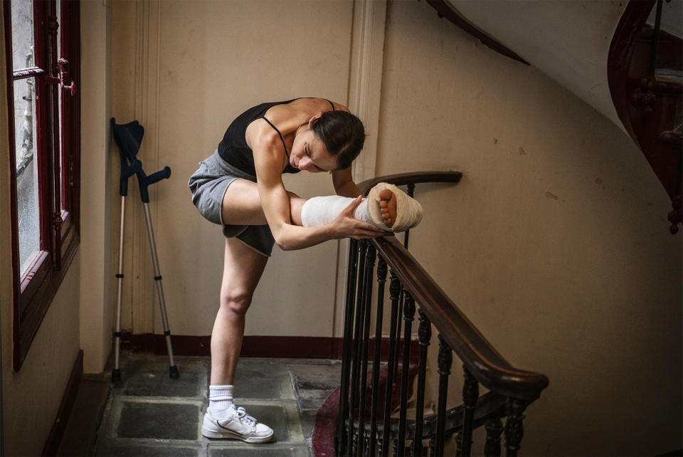 瑪麗恩巴博在《再一次勇敢跳躍》中，飾演一名因傷被迫放棄舞蹈生涯的芭蕾舞者。（圖／中影）