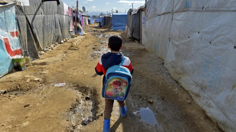 Ein syrisches Flüchtlingskind auf dem Weg zur Schule im libanesischen Qab Elias. Foto: Wael Hamzeh/EPA