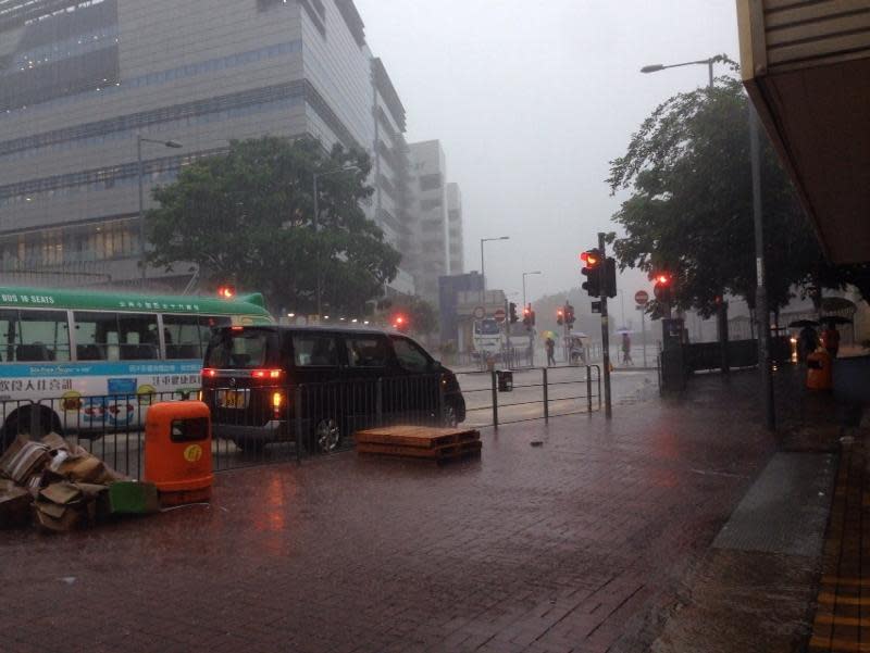 有市民無帶雨傘很狼狽