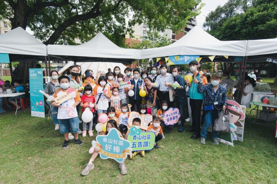 新竹市社造聯合成果展二十二日在北大公園展開，由市府六個局處聯合舉辦，現場有社區農產美食、音樂展演、手作DIY等活動，讓民眾透過五感參與社區營造。(記者曾芳蘭攝)