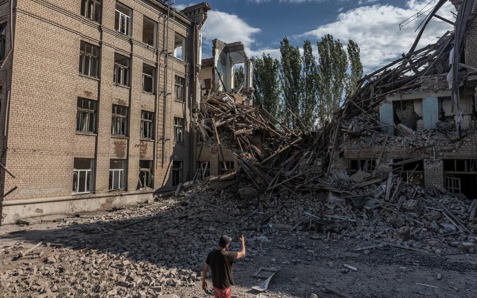 Eine von russischen Truppen beschossene Schule in Kostjantyniwka
