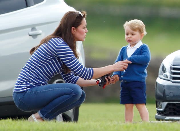 Le jeune garçon blond a accompagné sa mère afin de voir son père et son oncle Harry jouer au polo mi-juin. Il courait un peu partout avec Kate et s'amusait tout en prouvant qu'il pouvait parfaitement assurer le style « deux teintes de bleu ». 