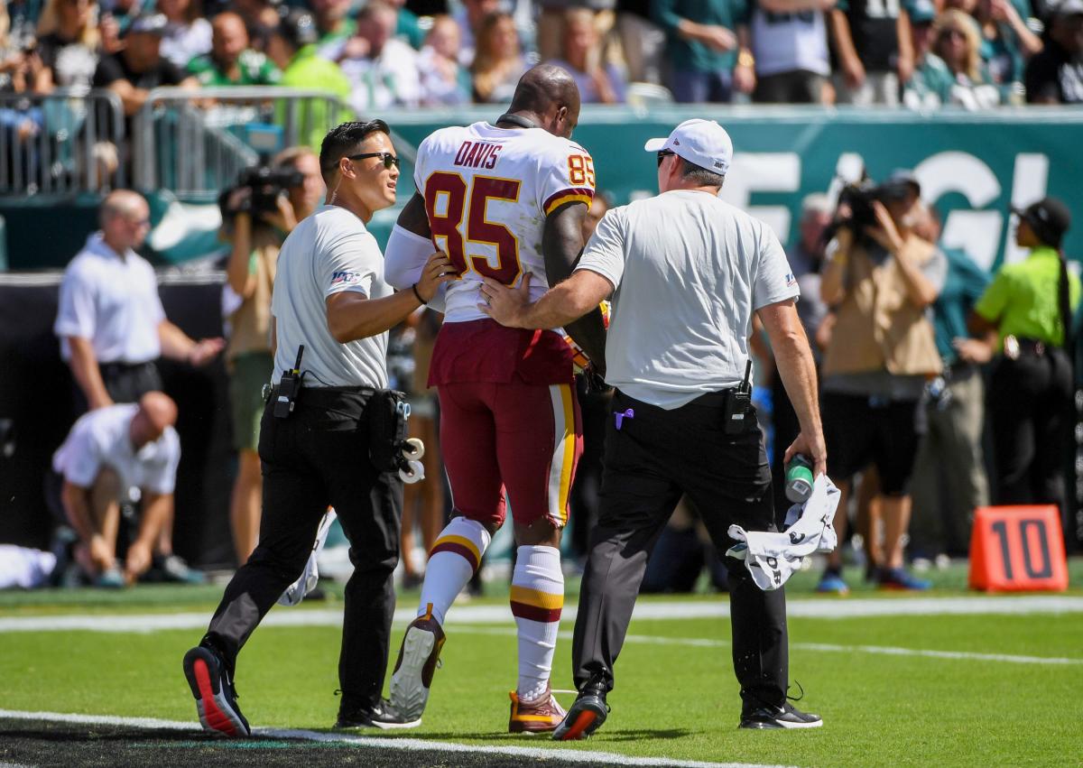 VIDEO: Redskins TE Vernon Davis Has Sad Attempt at a Hurdle