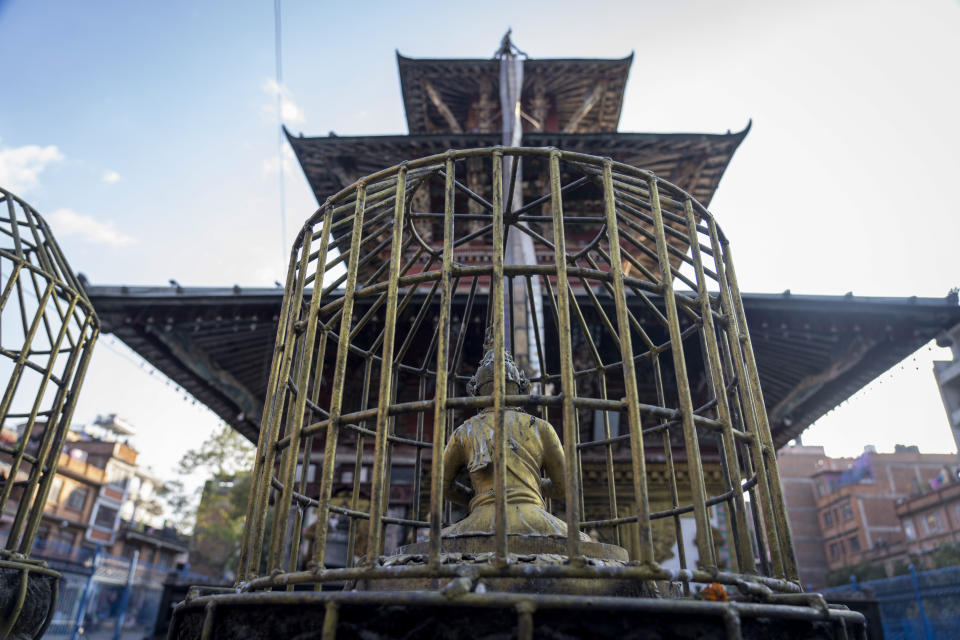 Una jaula de hierro protege una estatua para evitar robos, en el templo Rato Machindranath temple de Lalitpur, Nepal, el 8 de febrero de 2024. En el pasado, un número desconocido de estatuas sagradas de deidades hindúes fueron robadas y llevadas ilegalmente al extranjero. Ahora, docenas de ellas están siendo repatriadas a la nación del Himalaya como parte de un creciente esfuerzo global para regresarlas. (AP Foto/Niranjan Shrestha)