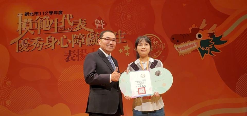 《圖說》南山高中學生沈佑恩(右)榮獲模範生表揚。〈教育局提供〉