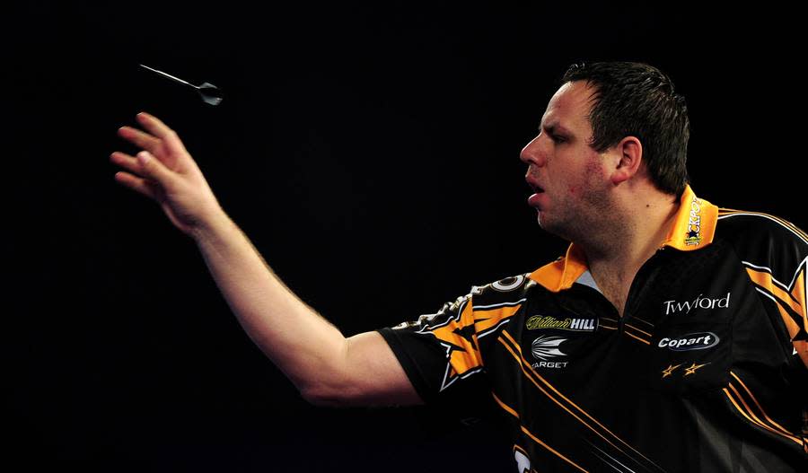 Adrian Lewis erwischt den besseren Start und sichert sich den ersten Satz