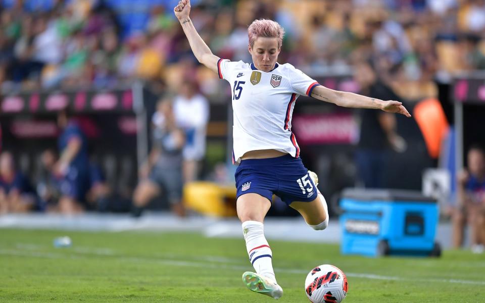 Weltmeisterin, Olympiasiegerin, Weltfußballerin: Die Titelsammlung von Megan Rapinoe liest sich beeindruckend. Doch die US-Amerikanerin hinterließ auch abseits des Platzes als Politaktivistin und Kämpferin für Gleichberechtigung große Fußspuren. Sie bot Ex-Präsident Donald Trump verbal Paroli, trat als energische Rednerin auf und zog in der Debatte um Equal Pay gegen den eigenen Verband vor Gericht. (Bild: Azael Rodriguez / Getty Images)