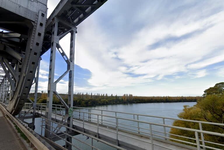 Encontraron flotando el cuerpo de un hombre entre 50 y 60 años, cerca del puente ferrocarretero en Viedma